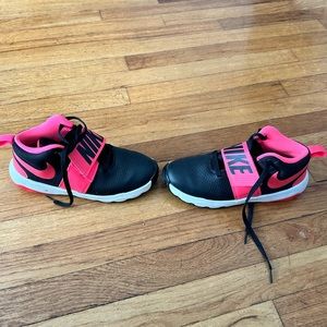 YOUTH NIKE excellent condition .size 5 youth.